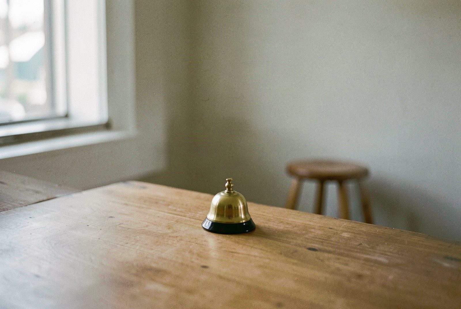 Persona conversando por chat en un celular mientras trabaja
