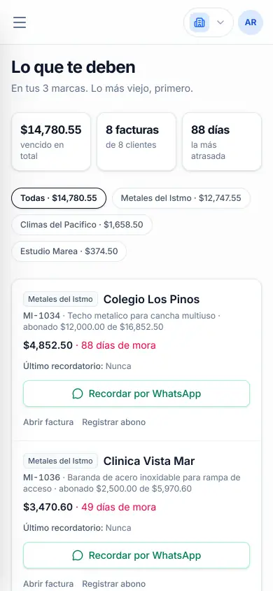La lista de cobros de NousCRM en el celular, con datos de demostración