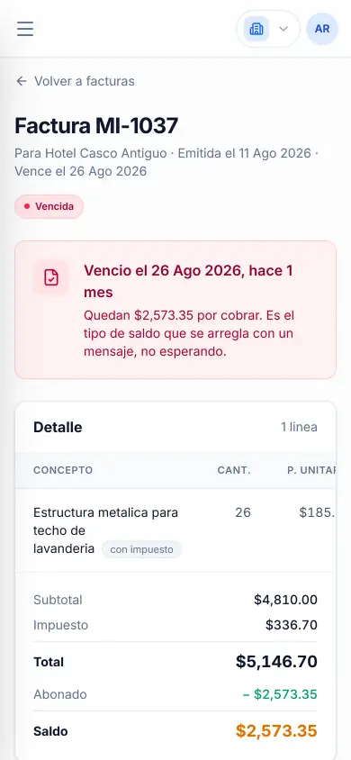Una factura vencida en NousCRM vista en el celular, con el saldo pendiente, con datos de demostración