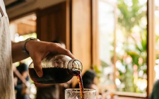 Café en frío servido sobre hielo
