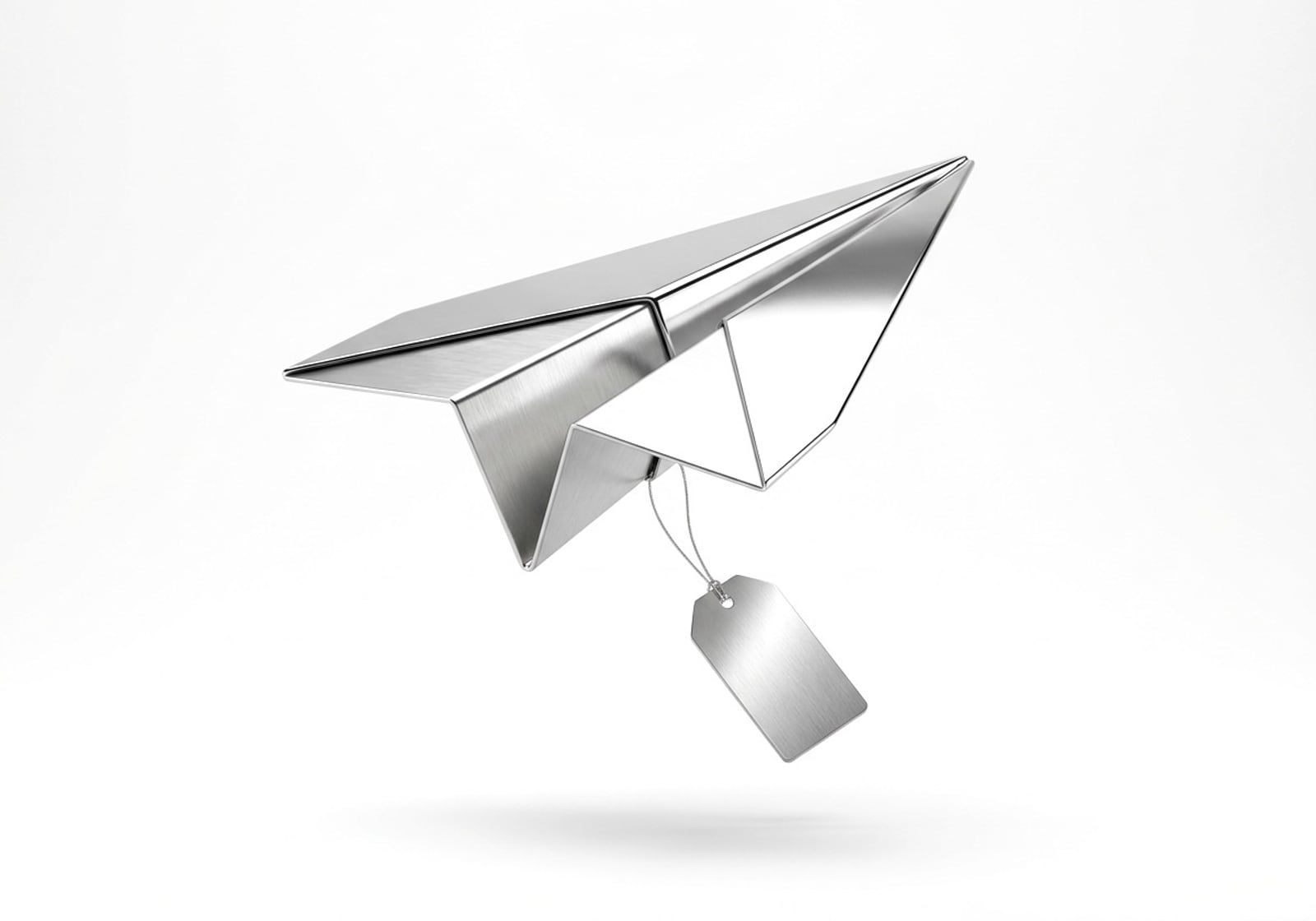 Avión de papel con una etiqueta de precio colgando, en cromo plateado, render 3D sobre fondo gris claro