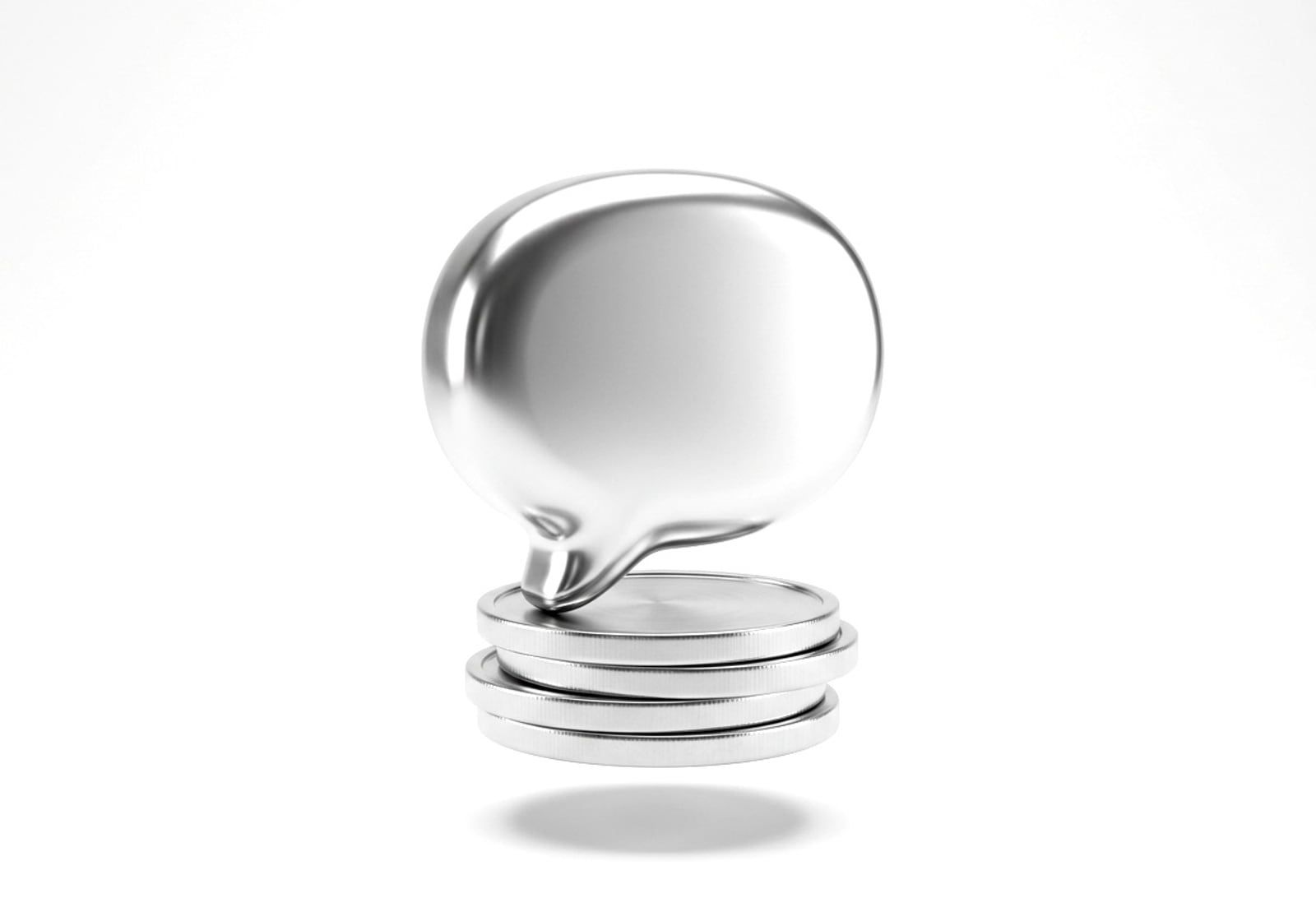 Burbuja de chat sobre una pila de monedas, en cromo plateado, render 3D sobre fondo gris claro