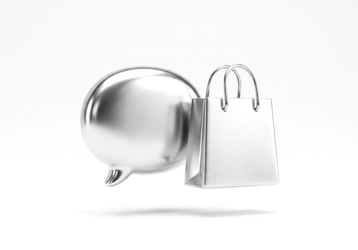 Burbuja de chat junto a una bolsa de compras, en cromo plateado, render 3D sobre fondo gris claro