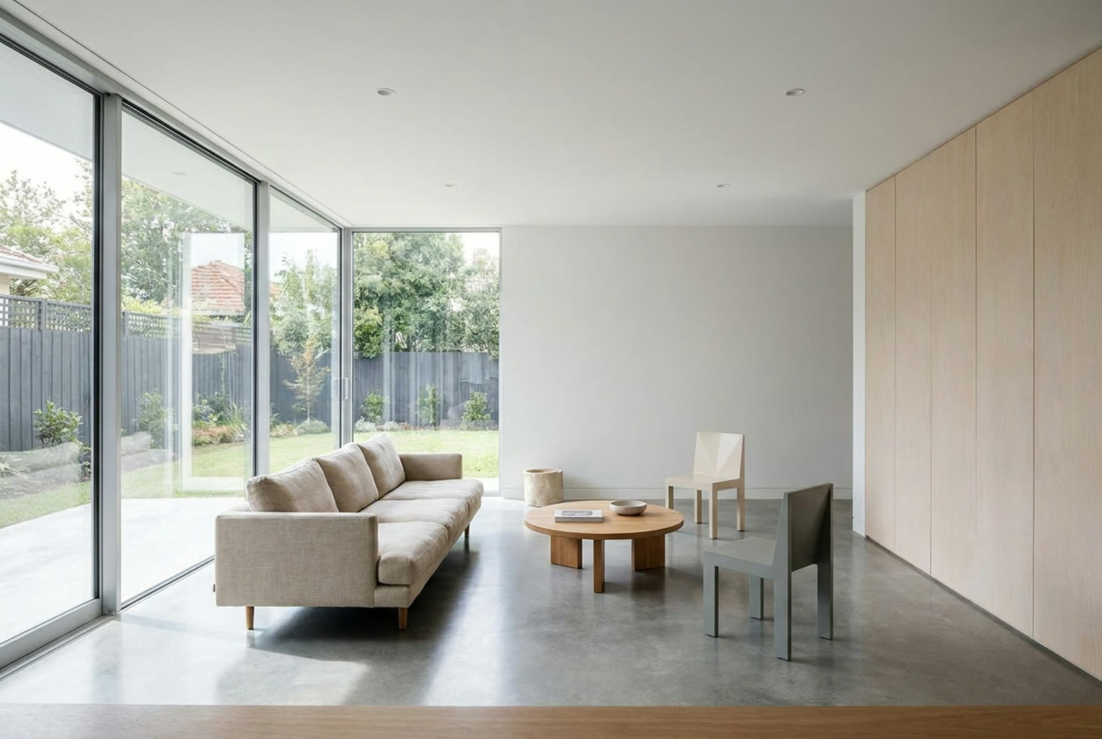Interior arquitectónico contemporáneo con líneas limpias y luz natural