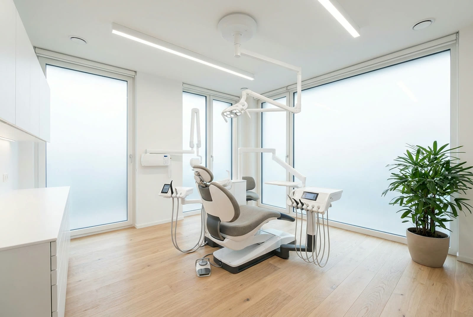 Consultorio dental moderno con sillón odontológico y equipo limpio