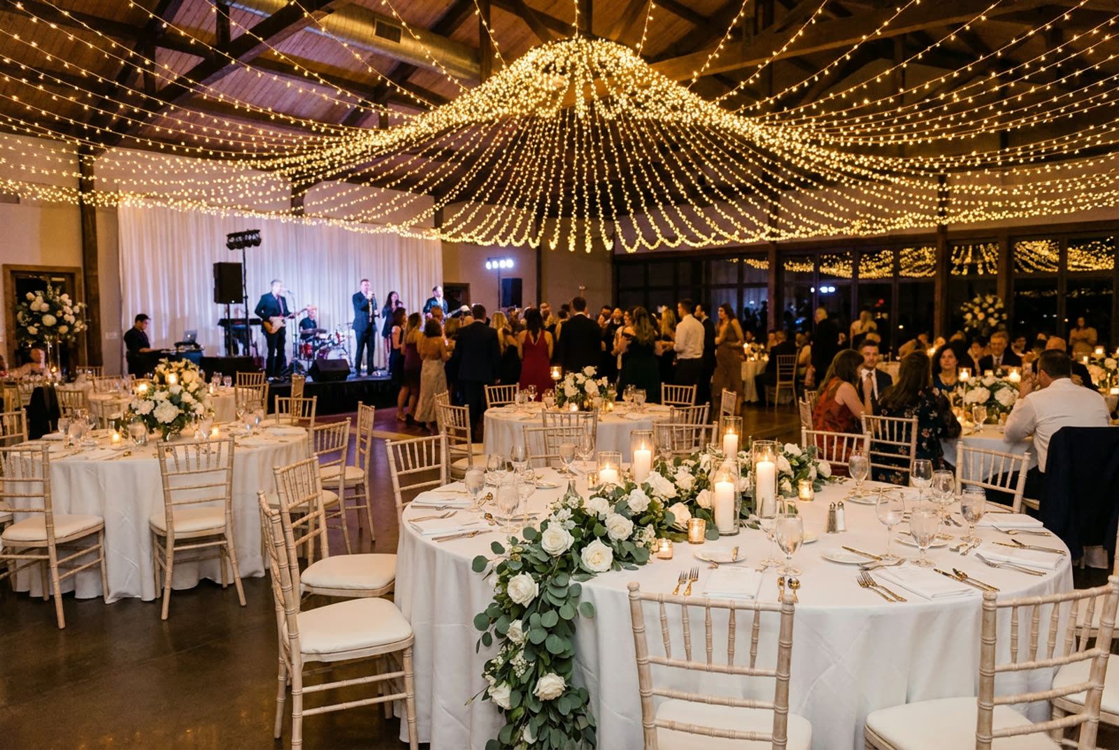 Salón de bodas decorado y montado para una celebración elegante