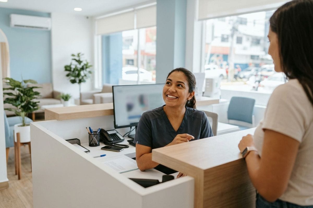 Recepcionista de un consultorio dental confirma la cita de una paciente que reservó en línea.